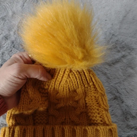 EUC Vince Camuto Knit Pom Beanie - Picture 4 of 7